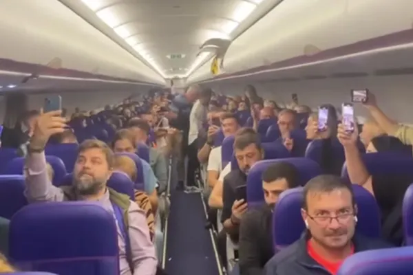 Patriotism la înălțime. Toți pasagerii unui avion au cântat: "Noi suntem români!", acompaniați de viori, trompete și acordeon - VIDEO
