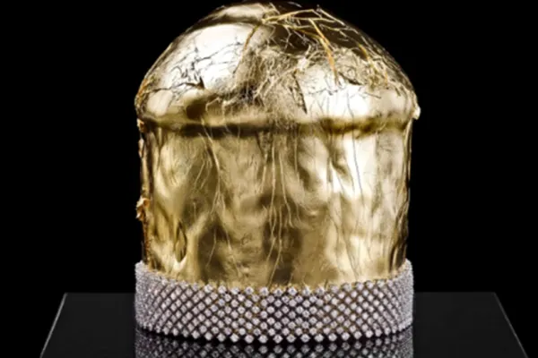 Cel mai scump panettone din lume costă 700.000 de euro, este acoperit în întregime în aur şi este ornat cu diamante
