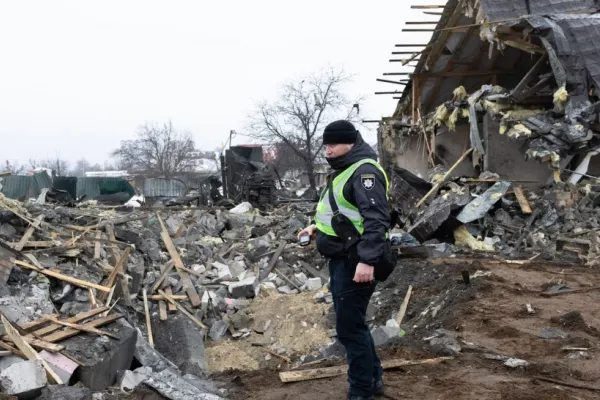Război în Ucraina 1010:  Zelenski cere un "răspuns ferm" la "şantajul" lui Putin. Fragmente de drone ruseşti au lovit clădiri din Kiev, inclusiv o policlinică - LIVE TEXT