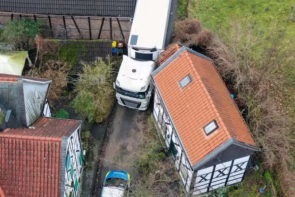 Un șofer român a intrat prin curtea unei ferme din Germania și a lovit cu TIR-ul o casă veche de 600 de ani