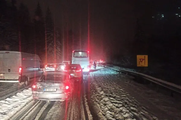 Valea Oltului, blocată de un accident în care au fost implicate 3 mașini. O persoană a fost rănită