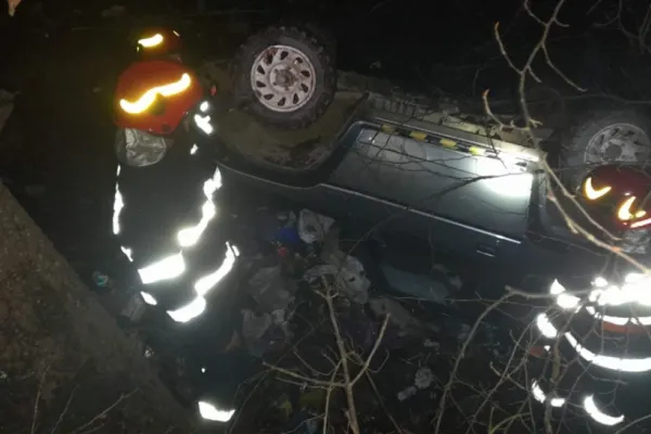 Doi bărbați răniți, după ce s-au răsturnat cu mașina într-o prăpastie - Accident grav în județul Alba