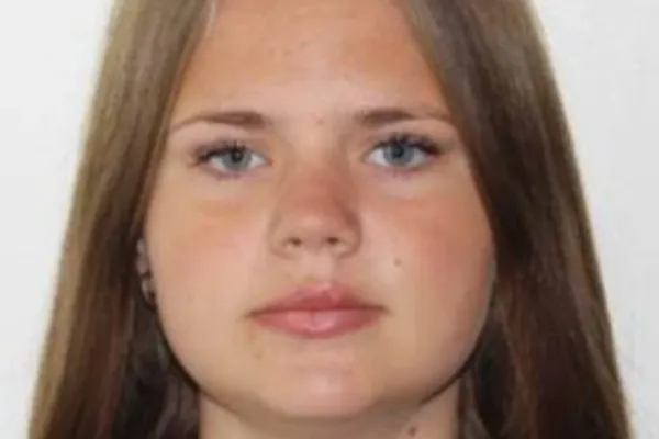 Adolescentă de 16 ani, căutată de polițiștii buzoieni. Părinții cred că fata ar fi fugit cu un băiat cunoscut pe Facebook