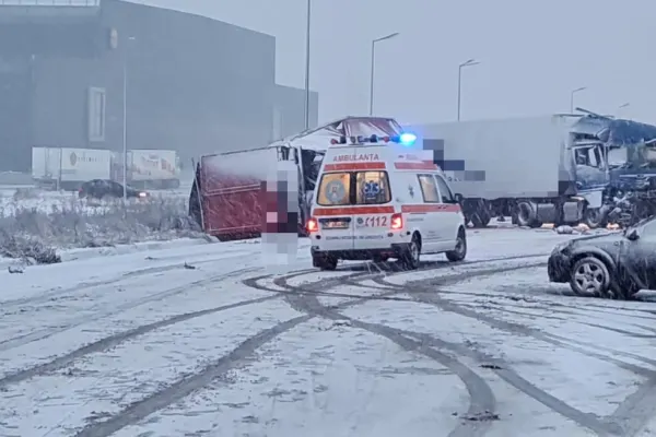 Două TIR-uri și două mașini, implicate într-un grav accident, în județul Neamț. O persoană a decedat şi două au fost rănite - FOTO