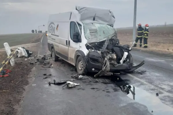 Accident grav, în Brăila: o victimă, după ce s-a izbit violent de un TIR oprit la trecerea de tren - FOTO