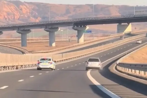 Șofer urmărit de poliție, pe autostrada A1. A rămas pieton pentru 150 de zile. Amenda uriașă primită
