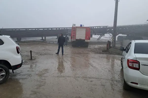Accident grav, în Cariera Roșia: doi muncitori au fost răniți după ce autospeciala de pompieri a intrat în banda transportatoare