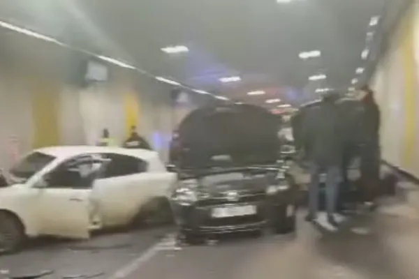Accident în lanț în Pasajul Unirii din București. Unul dintre șoferii implicați a fugit - VIDEO