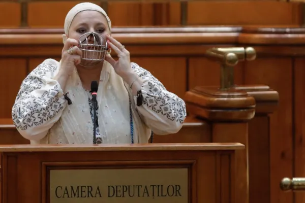 Cozmin Gușă: Șoșoacă a bătut palma cu Nicușor de la distanță. Puterea se folosește de proteste, fermierii sunt batjocoriți