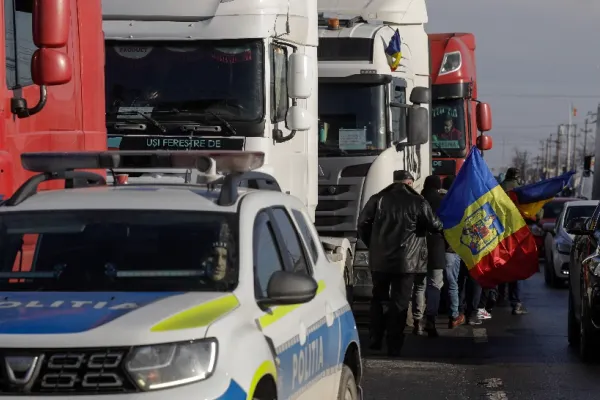 Măsurile anunțate de Guvern, praf în ochii protestatarilor. Fermierii și transportatorii rămân și astăzi în stradă