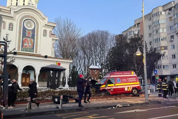Ambulanță SMURD în misiune, grav accident, la Constanța: 5 victime, între care 3 paramedici. Autospeciala, proiectată în curtea unei biserici - VIDEO