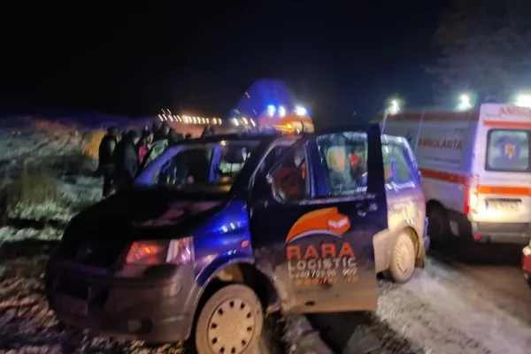 Accident grav, în Sibiu: două victime, după ce un microbuz plin cu pasageri a intrat într-un șanț