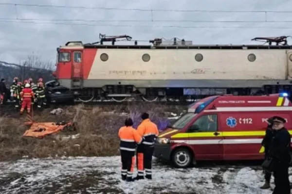 Accident grav, în Bacău: un tren cu zeci de călători a lovit în plin o mașină. Doi tineri, soț și soție, au murit