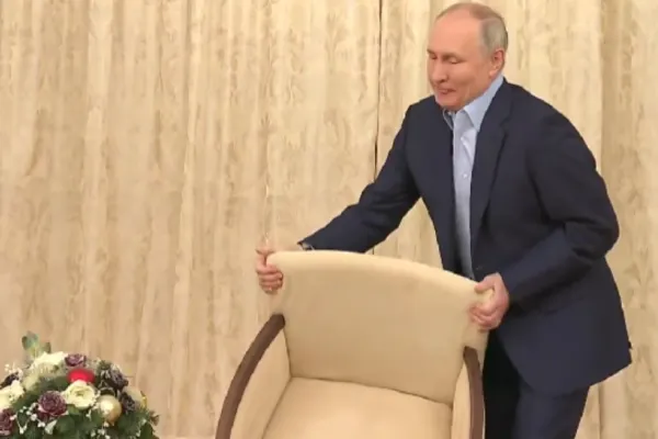 Cum s-a făcut Putin de râs în fața copiilor soldaților ruși morți în Ucraina. ”Îi este teamă să nu fie contaminat”