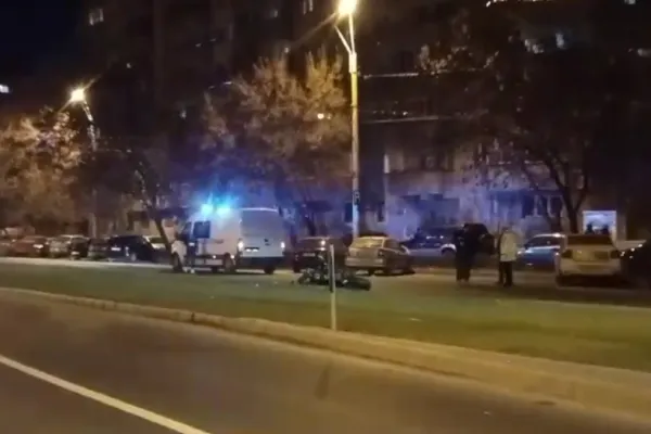 Accident cumplit, în Capitală: polițist spulberat de un motociclist. Victima a traversat printr-un loc nepermis