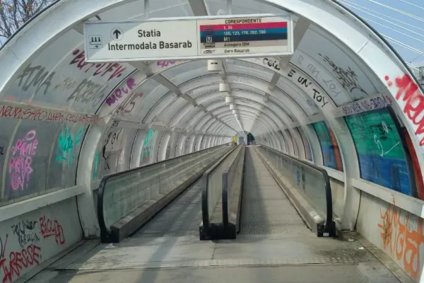 AUR a inaugurat muzeul risipirii banului public la trotuarul rulant din Gara de Nord