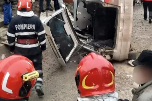 Accident grav, cu 3 răniți, în județul Botoșani. Șoferul unei mașini a rămas încarcerat