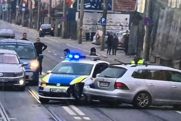 Accident cu mașina de poliție la protestul transportatorilor din Cluj - Sute de utilaje, în stradă