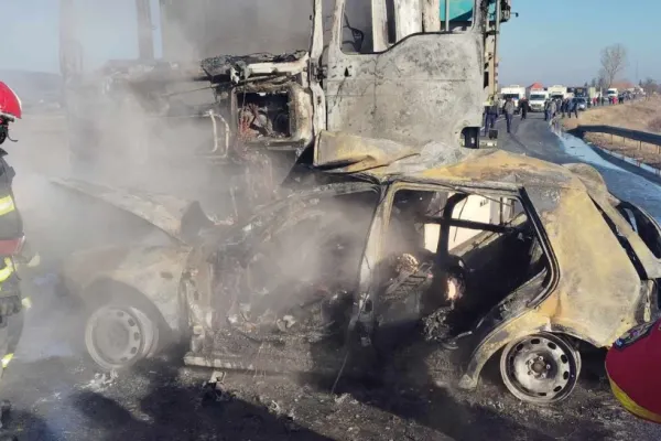 Accident înfiorător, în Galați: doi tineri au murit arși de vii. Mașina s-a izbit de un parapet, a ricoșat într-un TIR și a luat foc
