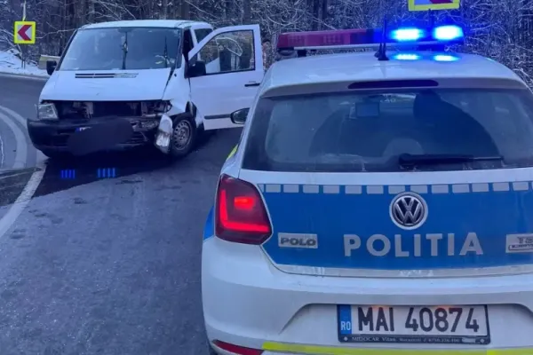 Accident grav, între Predeal și Râșnov. Un microbuz plin cu pasageri s-a izbit de un parapet: 7 victime duse la spital
