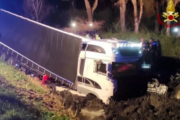 Șofer român de TIR, moarte cumplită pe un drum din Italia: străpuns de stâlpul unui indicator rutier