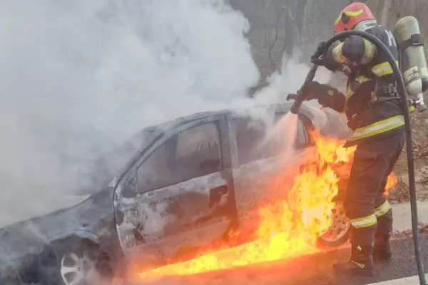 Panică pe o șosea din Botoșani: o mașină a luat foc în mers, după ce a fost implicată într-un accident - VIDEO