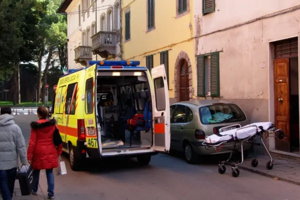 Clipe de groază, pentru un român din Italia. I-a căzut acoperișul casei, în cap, în timp ce dormea. A scăpat cu răni minore