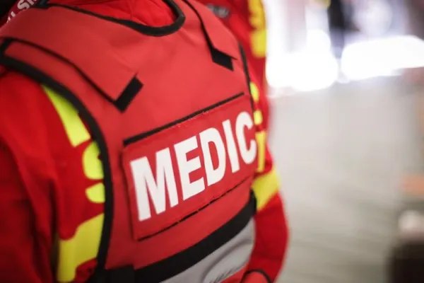 Accident grav în Suseni, jud. Argeș: o ambulanță în misiune s-a răsturnat. Pacienții și șoferul au rămas încarcerați - FOTO