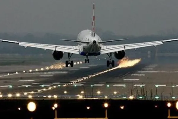 Accident aviatic incredibil, cu deznodământ surprinzător: un avion s-a prăbușit peste altă aeronavă aflată pe pistă. Toți oamenii aflați la bord au scăpat cu viață
