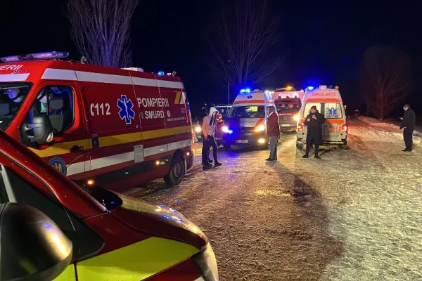 Accident TERIBIL în județul Bacău, provocat de un șofer inconștient: avea cauciucuri de vară la mașină. 6 persoane au fost rănite, 2 copii au decedat