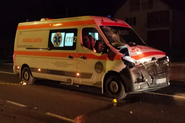 Pieton spulberat de o ambulanță aflată în misiune. Victima a fost stabilizată și transportată la spital, dar a murit