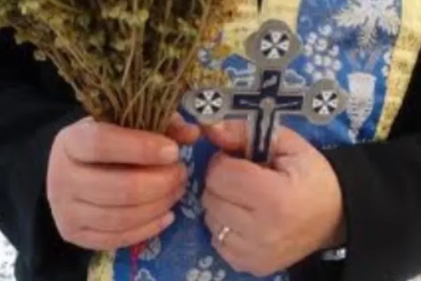 Pieton lovit cu mașina de un preot care se întorcea de la sfințirea caselor. Șoferul a fugit de la fața locului - VIDEO