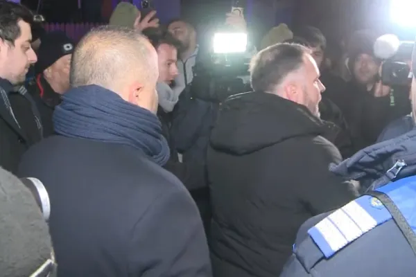Prefectul Rareș Hopincă, in mijlocul transportatorilor: a invitat o delegație a persoanelor care protestează la intrarea în Capitală - Transportatorii au ieșit cu utilajele în stradă