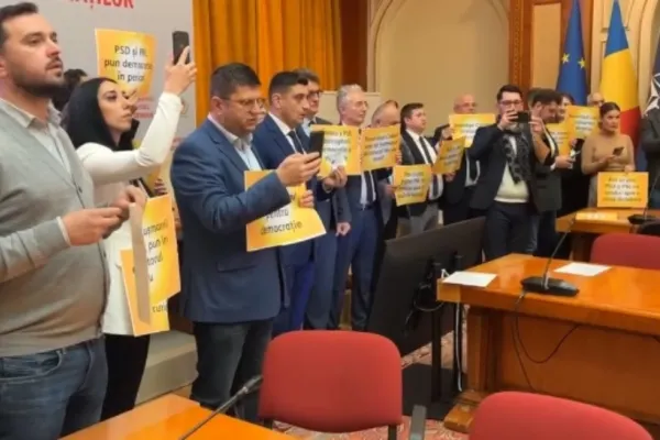 Protest AUR, la grupurile parlamentare ale PSD și PNL: „Spunem NU comasării alegerilor. Vrem democrație”