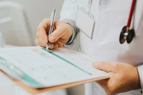 În ultima ședință din 2025, Guvernul vrea să mai taie o zi din concediu medical al românilor