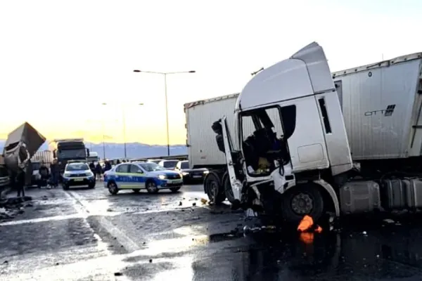 Accident grav, în jud. Sibiu: 8 victime, după un impact devastator între două TIR-uri și o dubă. Planul roșu a fost activat - FOTO
