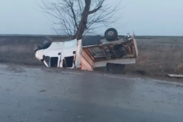 Accident în Arad. O dubă cu 7 pasageri s-a răsturnat într-un șanț. O persoană a ajuns la spital