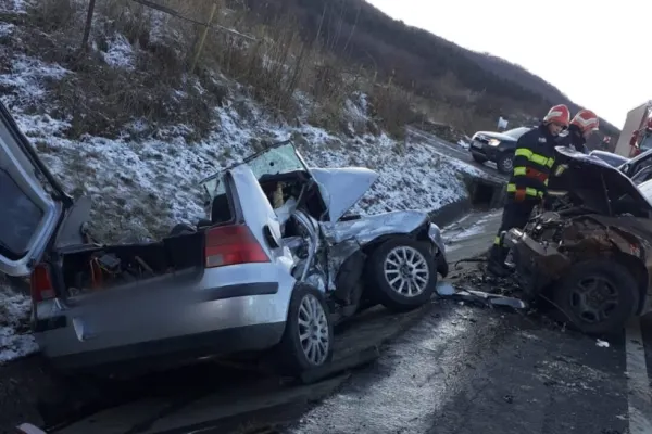 Accident grav, în Cluj, la Gilău: un mort și doi răniți, după un impact frontal violent. Șoferul vinovat NU avea permis