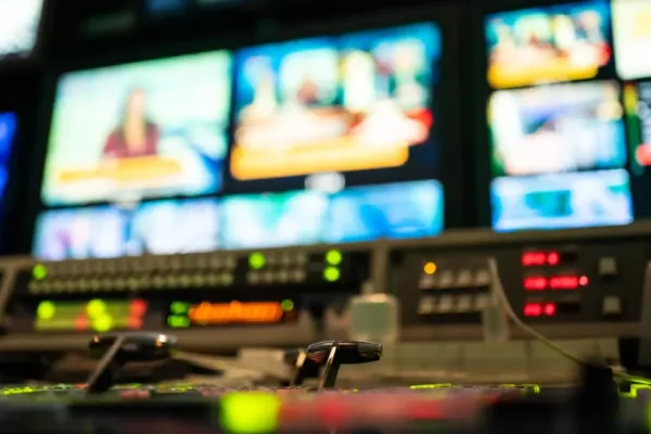 Realitatea PLUS, prima televiziune de știri din România, angajează REDACTORI și REPORTERI. Un loc pentru tine, direct în lumina reflectoarelor!