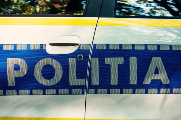 Foc de armă, tras de poliţişti pentru a prinde patru tineri care furau carburant dintr-un camion, în Tulcea