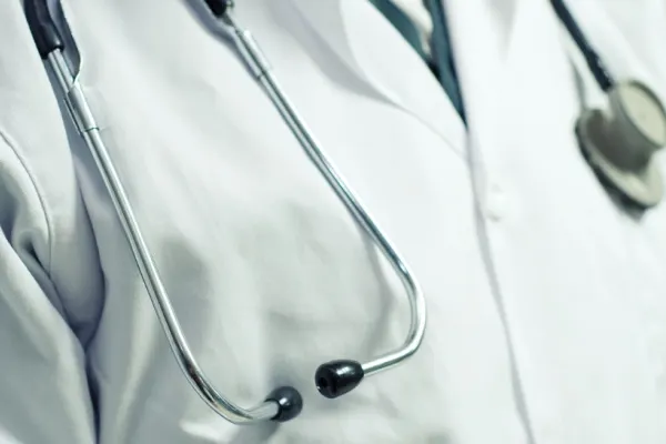 Val de proteste. Medicii de familie și din ambulatorii au ieșit în stradă și scandează în fața CNAS. Ce revendicări au