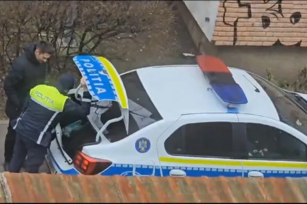 Doi polițiști din Cluj, filmați când își împărțeau petarde