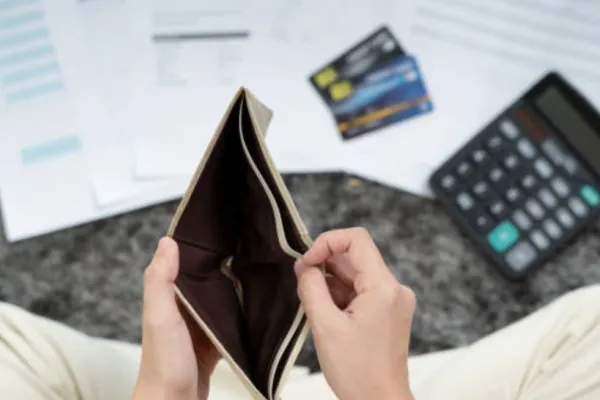 Guvernul schimbă regulile: Cine apare pe „lista rușinii” pentru taxe neplătite? Noile praguri stabilite pentru datornici