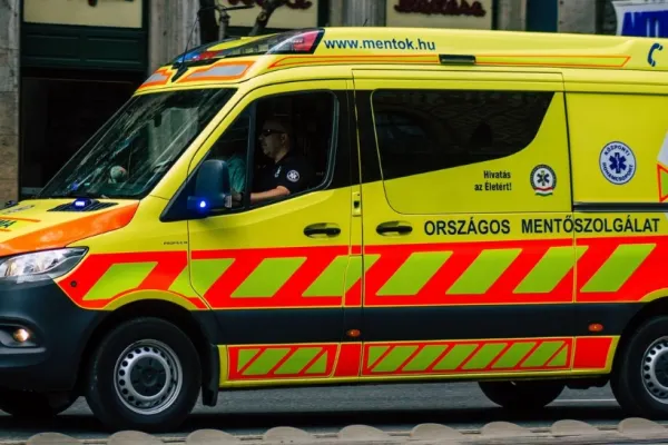 Microbuz înmatriculat în România, implicat într-un accident grav în Ungaria. Două persoane, în stare critică