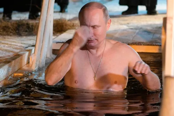 La 71 de ani, Vladimir Putin a făcut tradiționala baie în apă înghețată de Bobotează