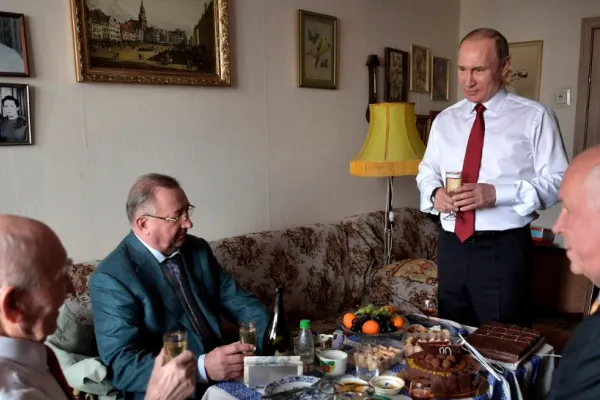 Vladimir Putin se plânge că prietenii din școală nu-l mai recunosc