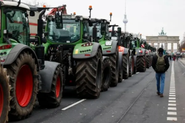 Germania, paralizată de protestele fermierilor. Coloană de 20 de kilometri de tractoare, lângă Mainz; Uzina VW și-a oprit producția