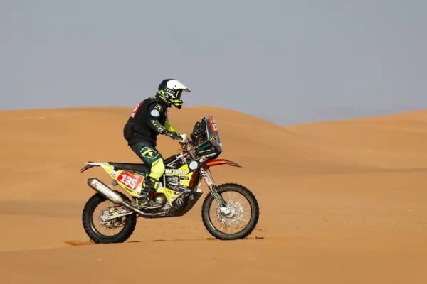 Incident grav la Raliul Dakar! Un motociclist spaniol, în stare gravă după un accident