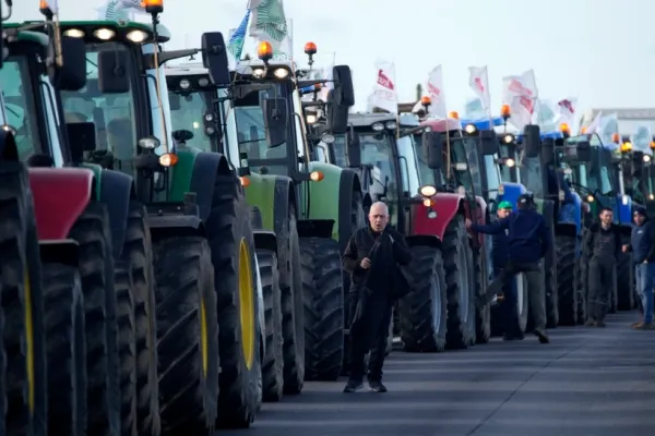 Traficul în jurul Parisului, blocat de agricultorii francezi. Cresc presiunile asupra Guvernului condus de Gabriel Attal