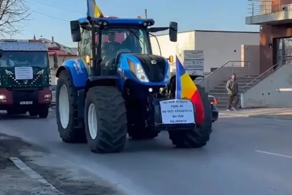 Răscoala ia amploare! Transportatorii și fermierii au spart barajul Poliției și se duc spre Guvern: „REVOLUȚIE”